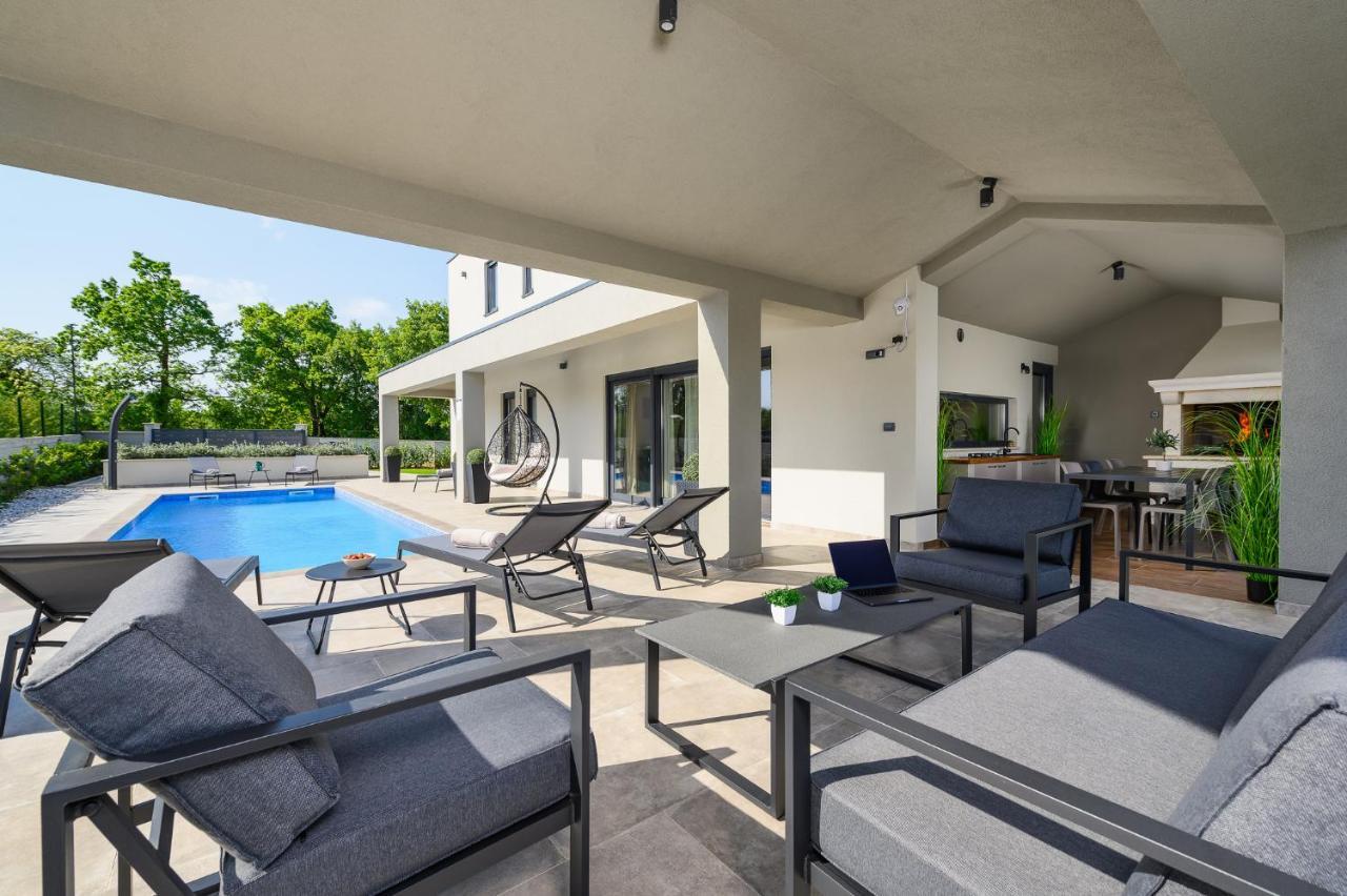 Villa Nobu Mali Vareški Exteriör bild